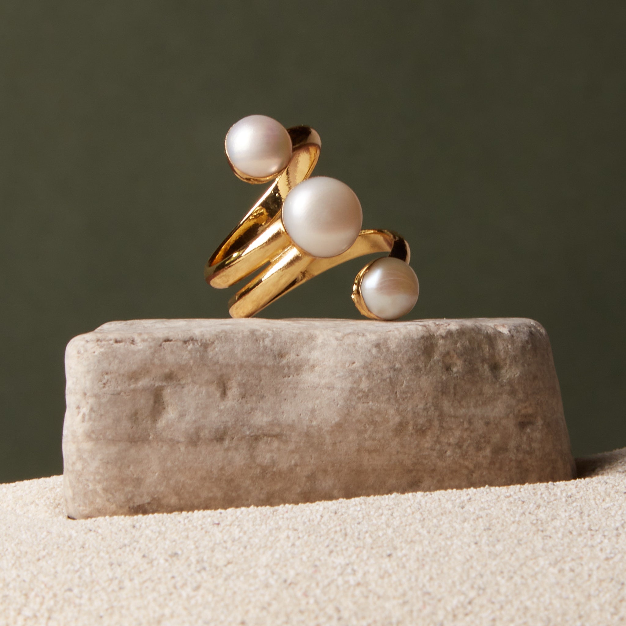 Helena // 3 Pearl Ring