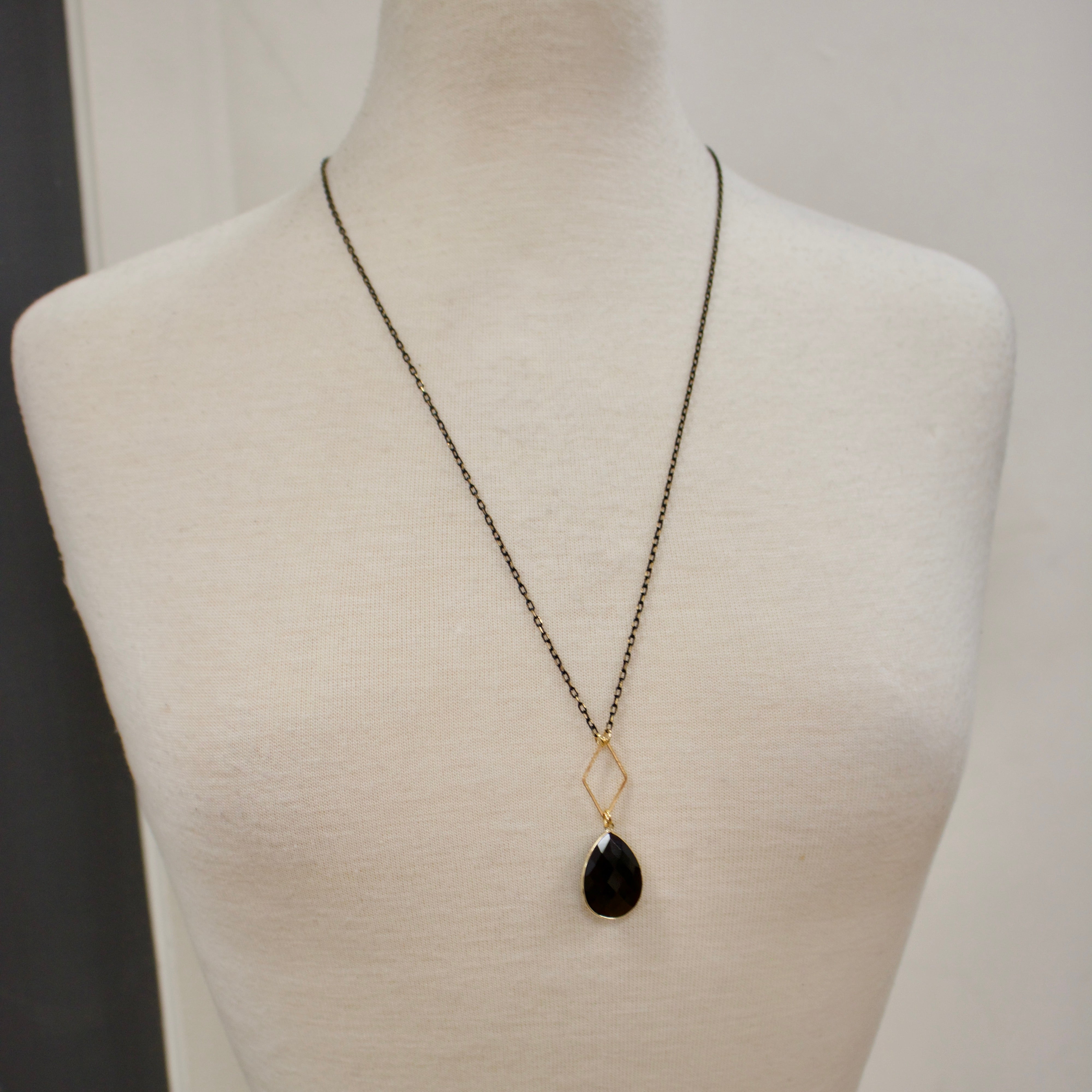 N025 - Glass teardrop necklace