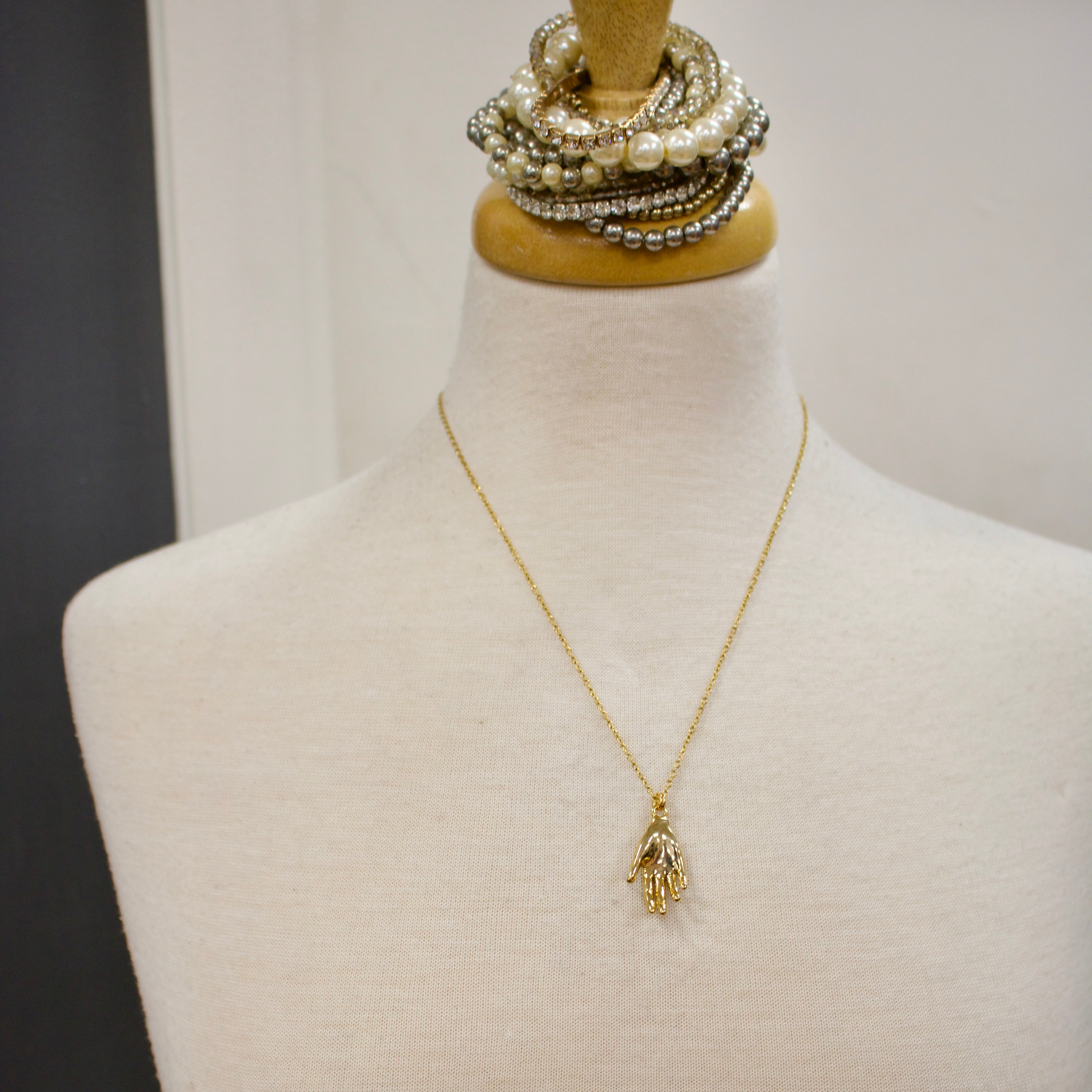 N023 - Hand pendant necklace