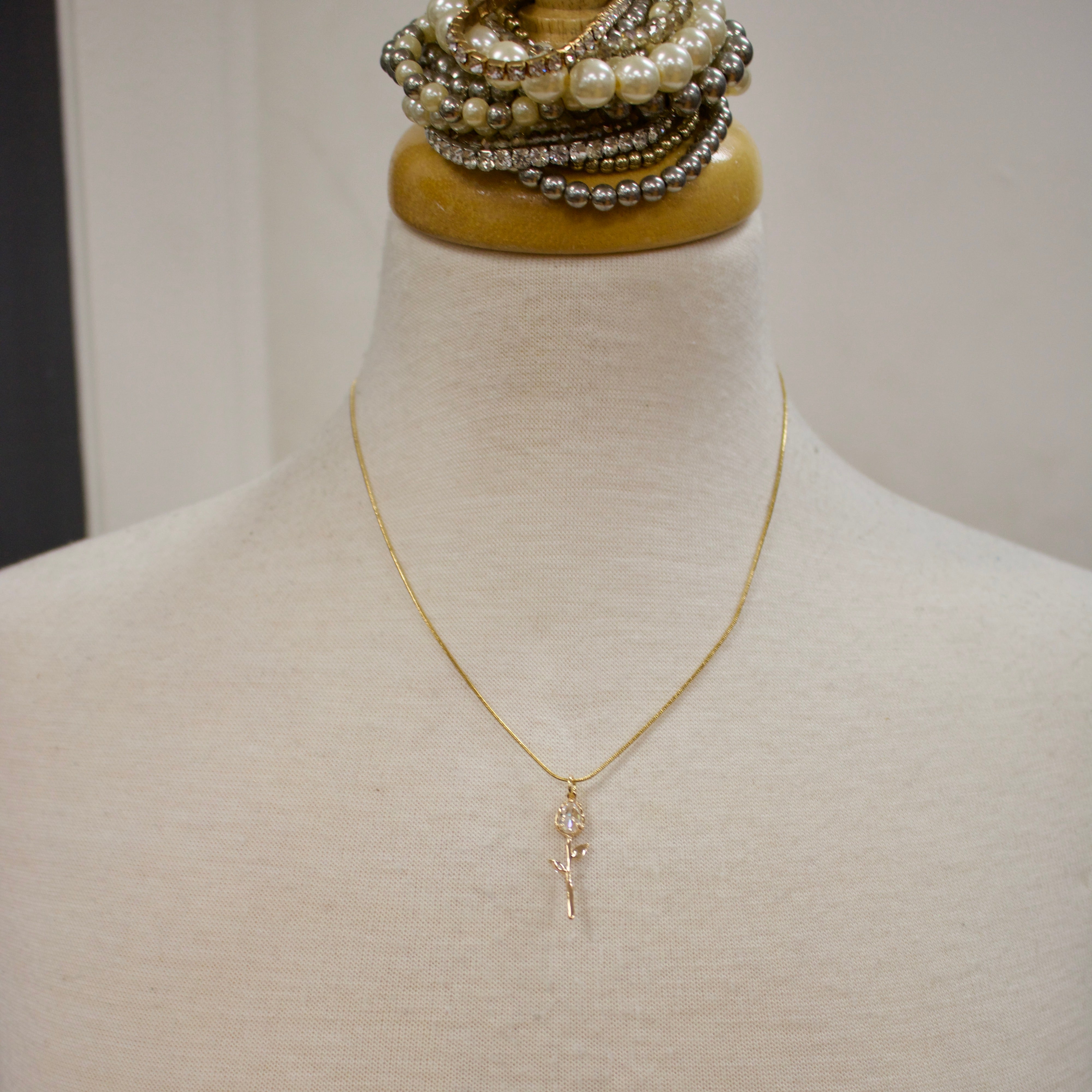 N020 - Single rose pendant necklace