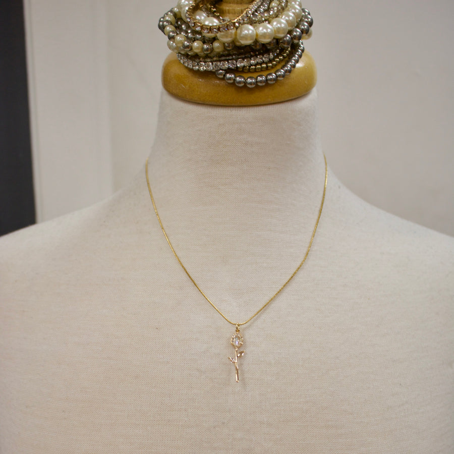 N020 - Single rose pendant necklace