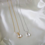 N034 - Clear glass teardrop pendant necklace